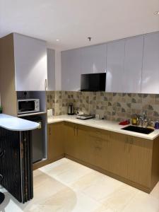 Kuchyň nebo kuchyňský kout v ubytování Bodhi Tree - Luxurious 1B Apartment near Hindon Airport