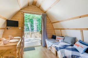 TV a/nebo společenská místnost v ubytování 1 Bed in Northrepps oc-f32561