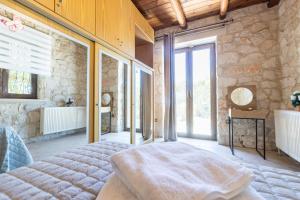 A bed or beds in a room at Platanus Inn Apartments by "elite"