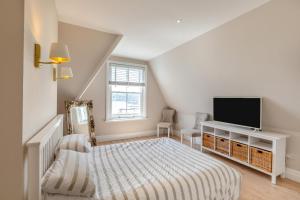 Una cama o camas en una habitación de 4 Bed in Swanage oc-t32439