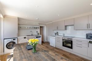 Una cocina o cocineta en 4 Bed in Swanage oc-t32439