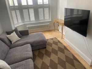 Televiisor ja/või meelelahutuskeskus majutusasutuses 3 Bed in Harrogate oc-d32616