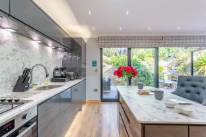 una cucina con un grande bancone e una grande finestra di 2 Bed in Heighington oc-c32585 a Heighington