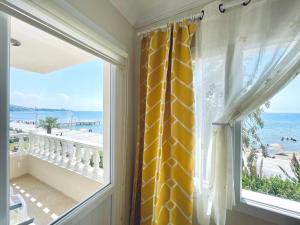 a room with a window with a view of the ocean at VITAMIN SEA Apartment in Özdere