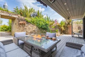 un patio esterno con tavolo e sedie di 2 Bed in Heighington oc-c32585 a Heighington