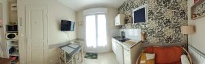 a room with a hallway with a window and a table at Chez Sylvia et Patrice in Saint-Léonard