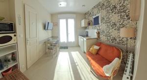 a small living room with a couch and a table at Chez Sylvia et Patrice in Saint-Léonard
