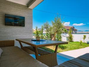 a patio with a table and chairs and a window at TaNa's Villa in Donji Štoj
