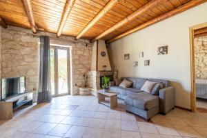 A seating area at Platanus Inn Apartments by "elite"