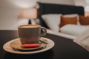 eine Tasse Kaffee auf einem Tisch in der Unterkunft DOWNTOWN Apartment mit Luxusbad am Hafen nur 5 Minuten zu Fuß in die Innenstadt und zum Bahnhof! in Oldenburg + 27 Fotos