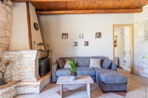A seating area at Platanus Inn Apartments by "elite"
