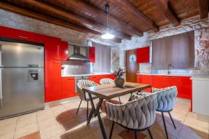 A kitchen or kitchenette at Platanus Inn Apartments by "elite"