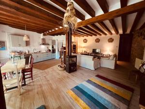 a large living room with a kitchen and a dining room at Casa Menta in Cañícosa