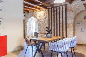 A seating area at Platanus Inn Apartments by "elite"