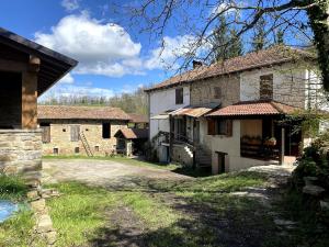 an image of a farm house with a driveway at Ca Nova 1590 in Polinago