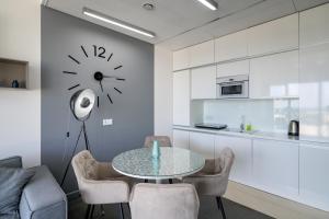 Kuchyňa alebo kuchynka v ubytovaní RentPlanet - Apartament Sky Tower