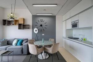 Kuchyňa alebo kuchynka v ubytovaní RentPlanet - Apartament Sky Tower