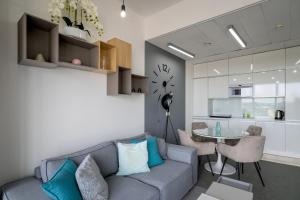 Kuchyňa alebo kuchynka v ubytovaní RentPlanet - Apartament Sky Tower
