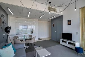 Televízia a/alebo spoločenská miestnosť v ubytovaní RentPlanet - Apartament Sky Tower