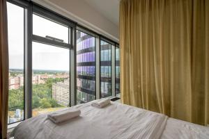 Posteľ alebo postele v izbe v ubytovaní RentPlanet - Apartament Sky Tower