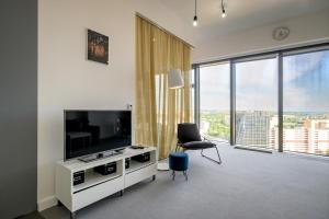 Televízia a/alebo spoločenská miestnosť v ubytovaní RentPlanet - Apartament Sky Tower