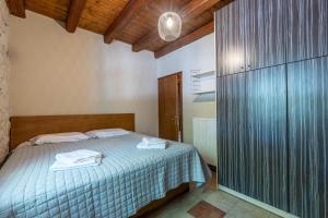A bed or beds in a room at Platanus Inn Apartments by "elite" Még 37 kép