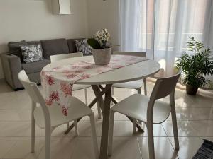 クアルトゥ・サンテーレナにあるFiocco's Home, Two-room apartment in the center of Quartuのギャラリーの写真 +10枚の写真