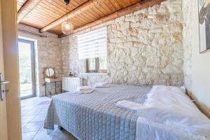 A bed or beds in a room at Platanus Inn Apartments by "elite"