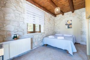 A bed or beds in a room at Platanus Inn Apartments by "elite"
