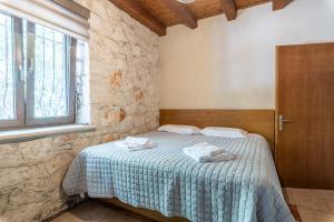 A bed or beds in a room at Platanus Inn Apartments by "elite"