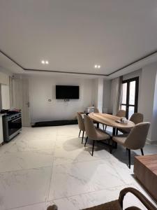 Kuchyň nebo kuchyňský kout v ubytování 2 BRs Chalet in Helnan Resort with access to the sea and Pools