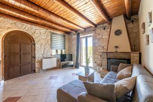 A seating area at Platanus Inn Apartments by "elite"