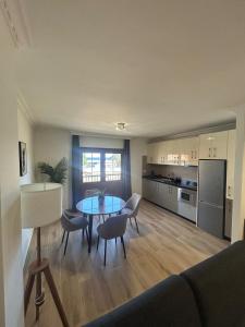 a living room with a table and a kitchen at Bahamas Avenida Muelle in Puerto de la Cruz
