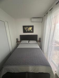 Кровать или кровати в номере Cozy one bedroom apartment with parking +25 фотографий