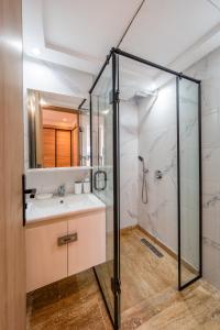 Ένα μπάνιο στο 1 Ch, 1 SDB et Parking gratuit au Centre de Gueliz avec vue