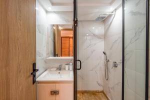 Ένα μπάνιο στο 1 Ch, 1 SDB et Parking gratuit au Centre de Gueliz avec vue +19 φωτογραφίες