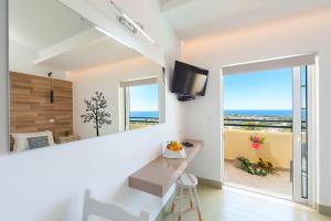 TV a/nebo společenská místnost v ubytování Pefkos View Suites & Maisonette