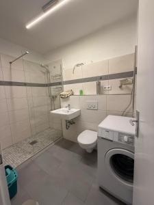 Et badeværelse på Monteurwohnung bei Köln,Düsseldorf WLAN, Parkplatz, Küche, Handtücher