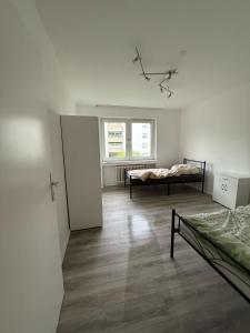En eller flere senge i et værelse på Monteurwohnung bei Köln,Düsseldorf WLAN, Parkplatz, Küche, Handtücher
