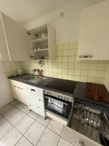 Køkken eller tekøkken på Monteurwohnung bei Köln,Düsseldorf WLAN, Parkplatz, Küche, Handtücher