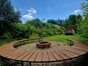 Bieszczady Kwatery u Pączka外面的花园