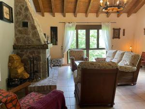 Χώρος καθιστικού στο Casa Trasgu de Tornín-Cangas de Onís- Enjoy life in Asturias