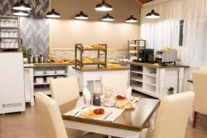 A kitchen or kitchenette at Airport Károly Centrál