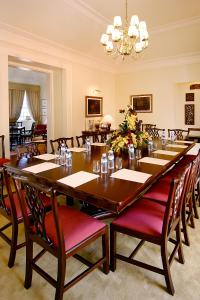 uma grande sala de jantar com uma mesa longa e cadeiras em Quinta das Merces em Angra do Heroísmo