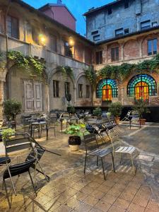 a group of chairs and tables in a courtyard at L'8 Boutique Concept Apartments in Bologna