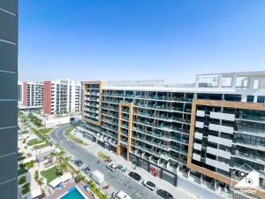 Una vista aérea de un gran edificio con estacionamiento. en Modern Comfort Studio Relax & Unwind in Style, en Dubái