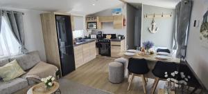 Η κουζίνα ή μικρή κουζίνα στο Big Boss Caravan-Camber Sands,Sleep 8, Free Wi-Fi, Netflix, Parking