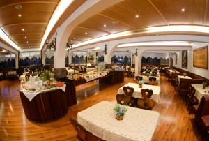 a dining room with tables and chairs and tablesearcher at Hotel 13 Linden in Treze Tílias