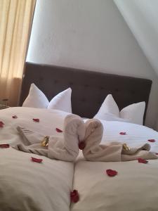 Postel nebo postele na pokoji v ubytování Hotel Drei Kronen