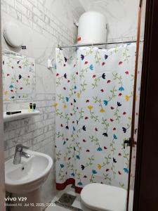 Koupelna v ubytování JJ Guesthouse + 37 fotografií